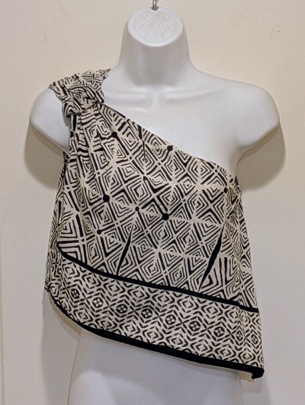 EUC Zara XS One Shoulder Black and White Geometric Pattern One Shoulder Top